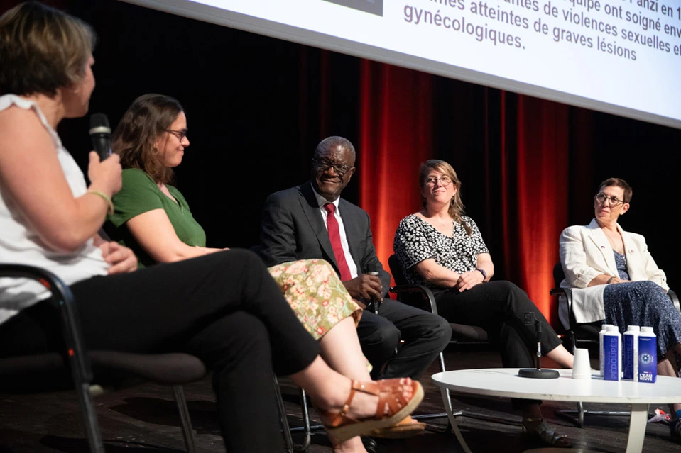 Le docteur Mukwege entouré des représentantes de la Maison des femmes et d'Odile Rauzy, présidente de l'Université de Toulouse