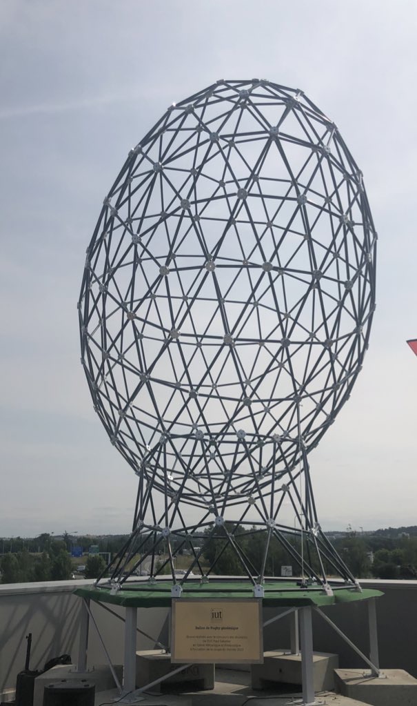 Ballon de rugby géodésique