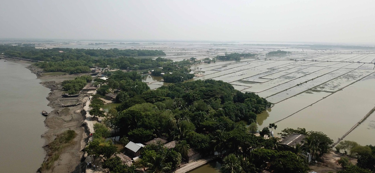 Vue aérienne du polder de Gabura Union, situé dans le centre du delta du Bengale