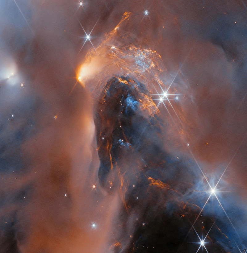 La nébuleuse NGC 1333, présente dans le nuage moléculaire de Persée où a été détecté pour la première fois une forme rare de méthanol.