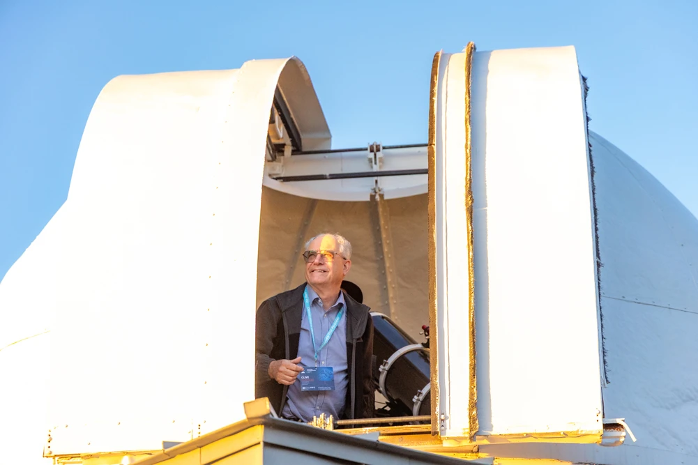 M. Clive RUGGLES dans une couple d’observation au sommet du pic du Midi - © Yannick Legodec