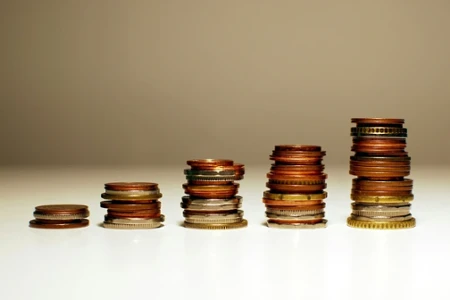 Pièces de monnaies empilées en colones progressivement de plus en plus hautes.