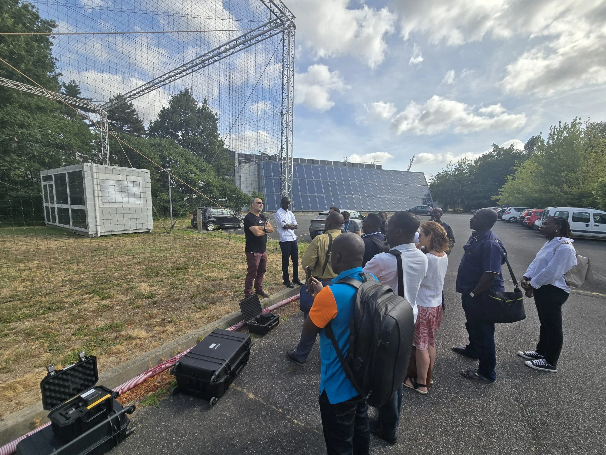 L'enseignant-chercheur José Darrozes du laboratoire GET montre les installations et les équipements de télédétection aux partenaires du projet TERRASCAPE